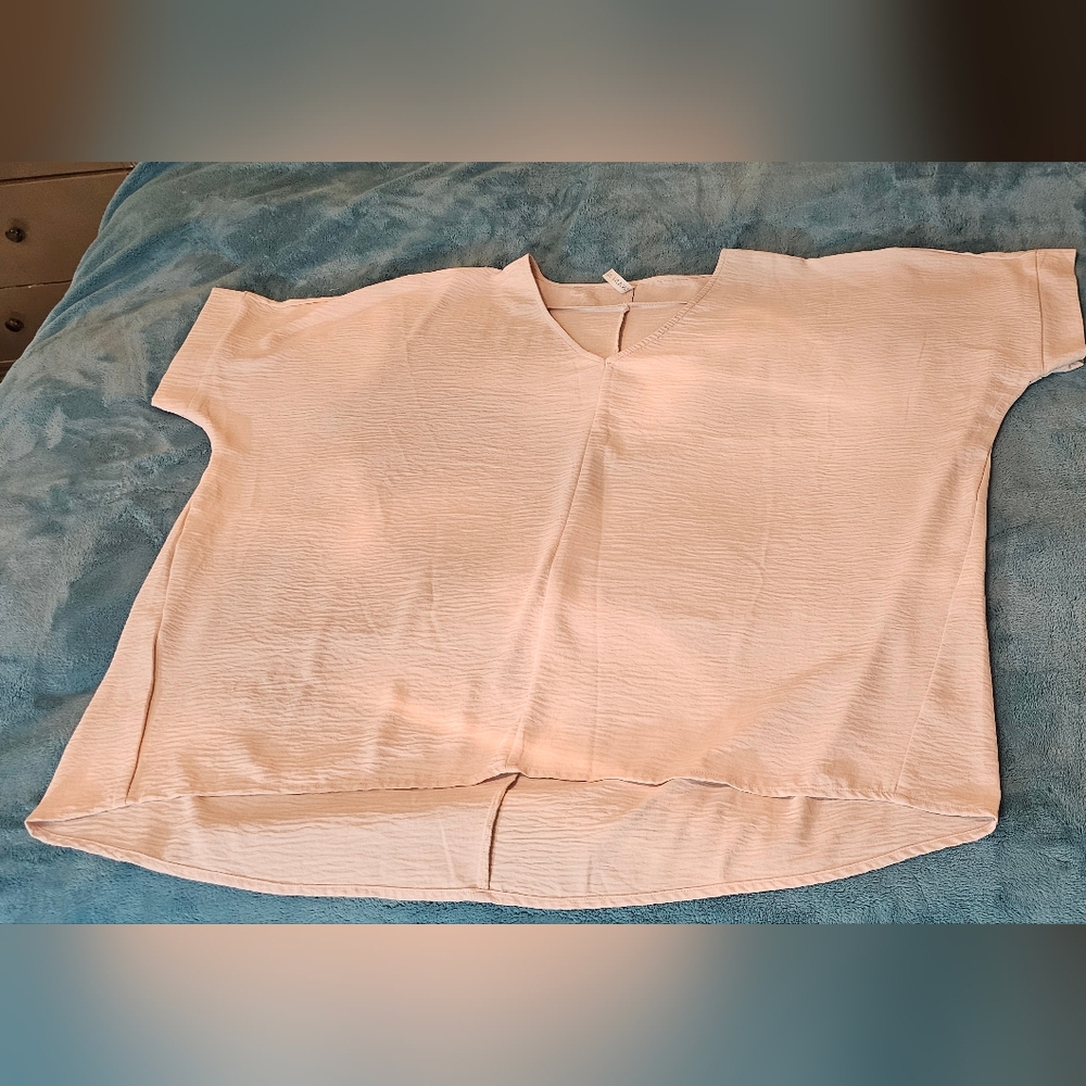 Zenana 1X Cream Crinkle Material, Wrinkle Free, Oversized, V-Neck Gently Worn
